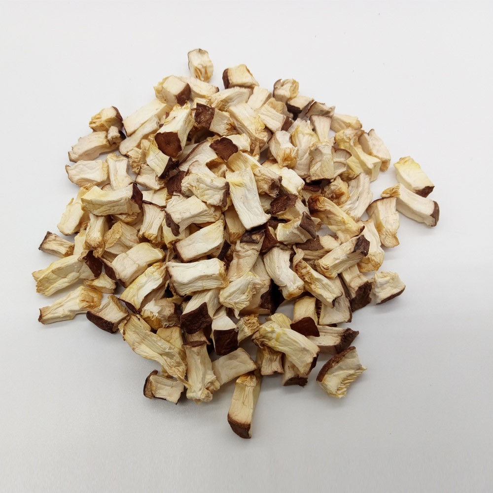 Dehydrated champignon mushroom granules 